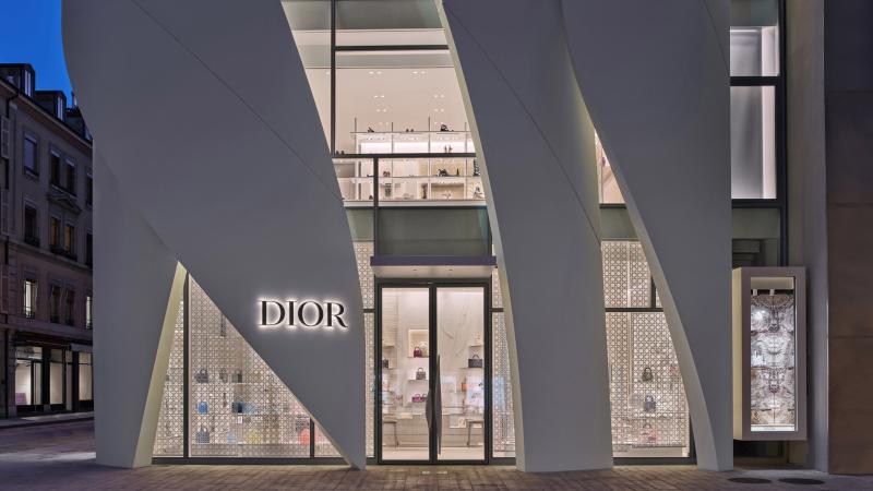 Кристиан де Портзампарк украсил флагманский магазин Dior в Женеве «лепестками» 