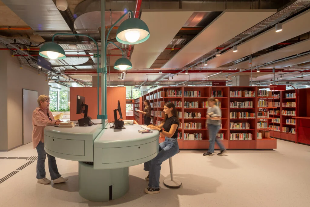 Вместо витрин - книги и люди: MVRDV превратила универмаг в городскую гостиную