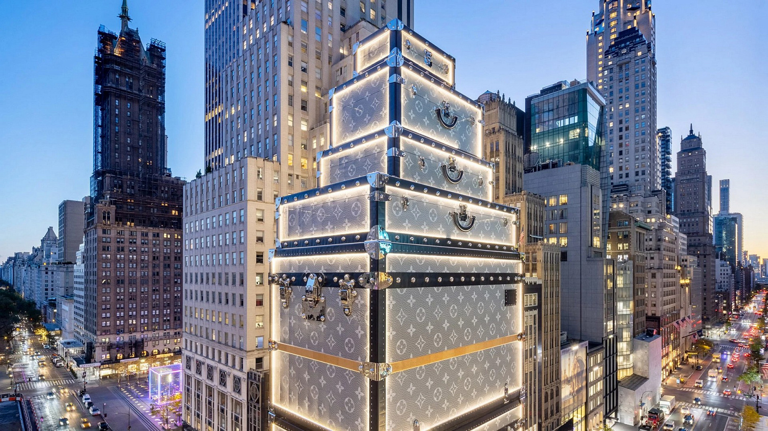 Флагманский магазин Louis Vuitton замаскирован под стопку чемоданов