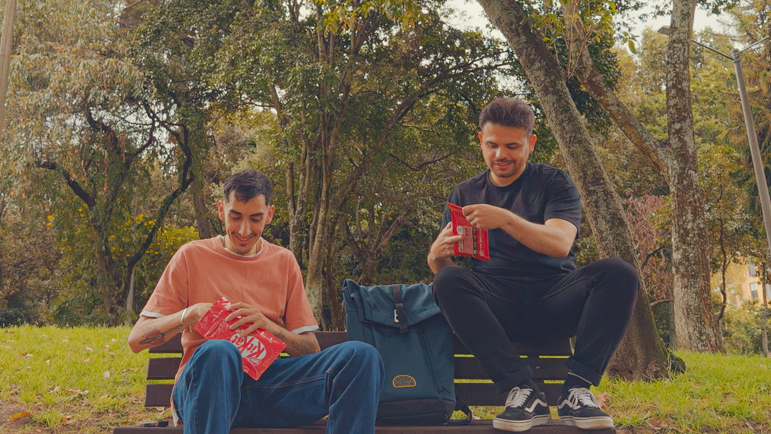 Агентство Ogilvy придумало упаковку KitKat, которая превращается в “глушилку” для телефона