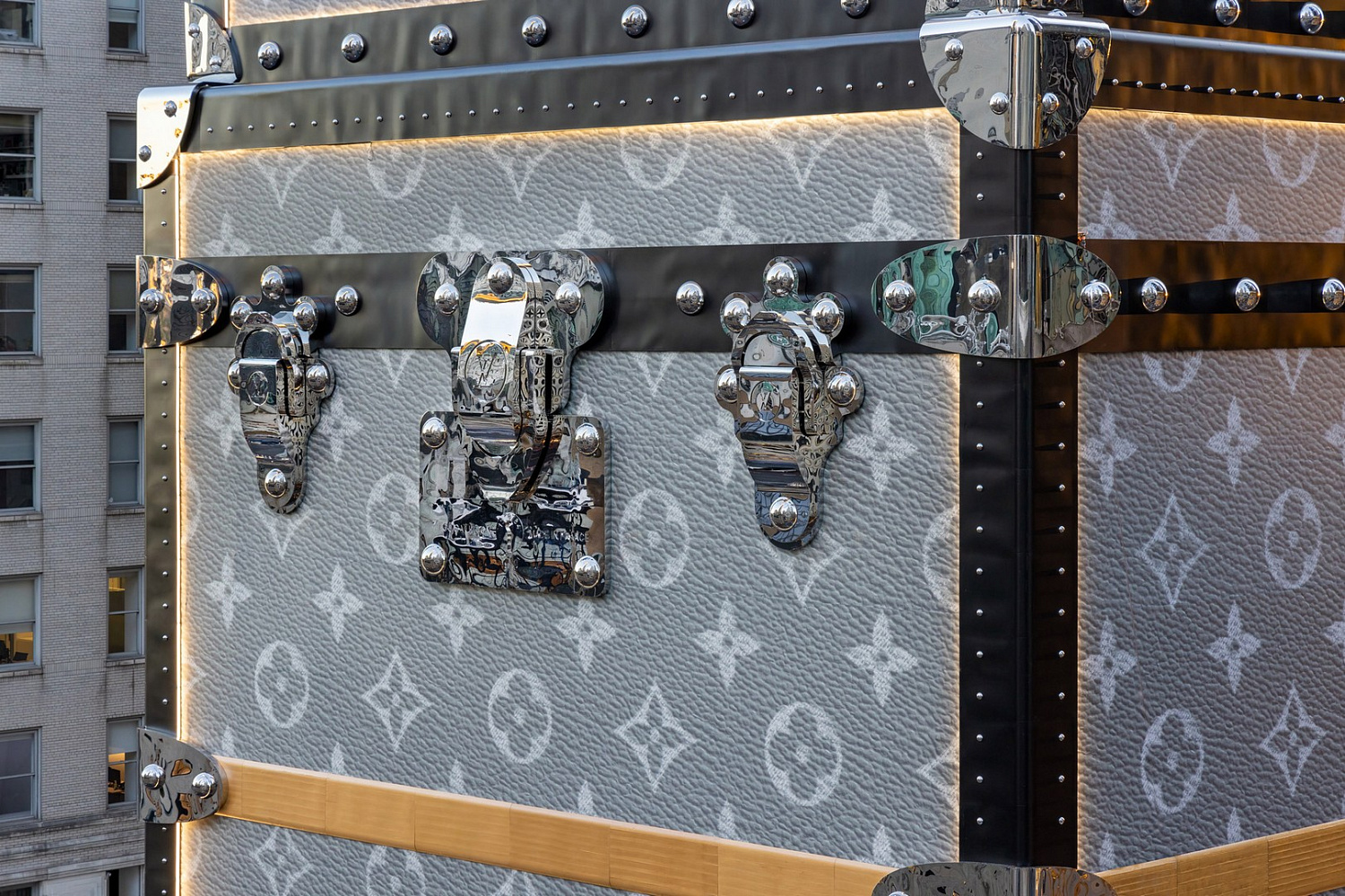 Флагманский магазин Louis Vuitton замаскирован под стопку чемоданов