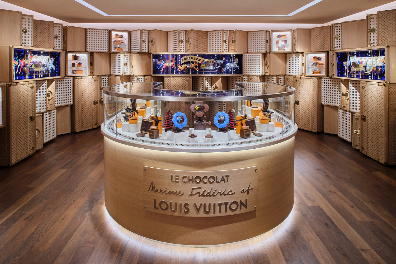 Флагманский магазин Louis Vuitton замаскирован под стопку чемоданов