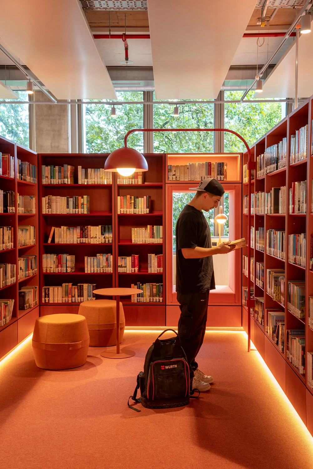 Вместо витрин - книги и люди: MVRDV превратила универмаг в городскую гостиную